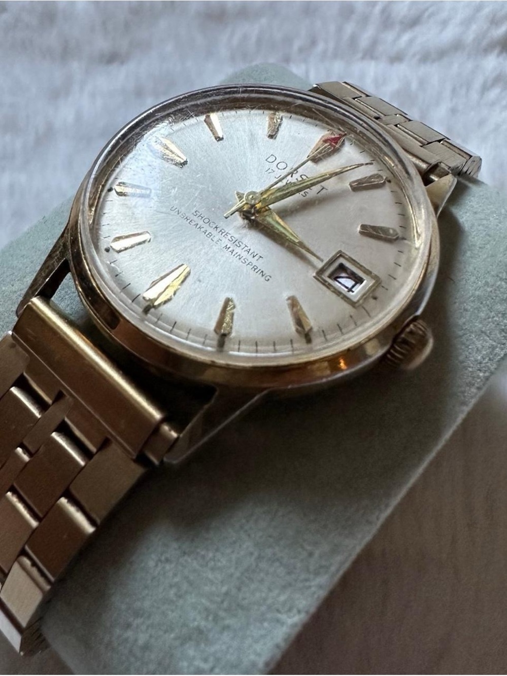 Vintage Dorset Men’s Gold-Tone Date mechanical Watch